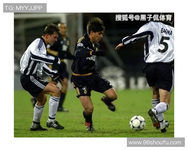 足球解说员透视：从球场明星到解说风格的演变与影响